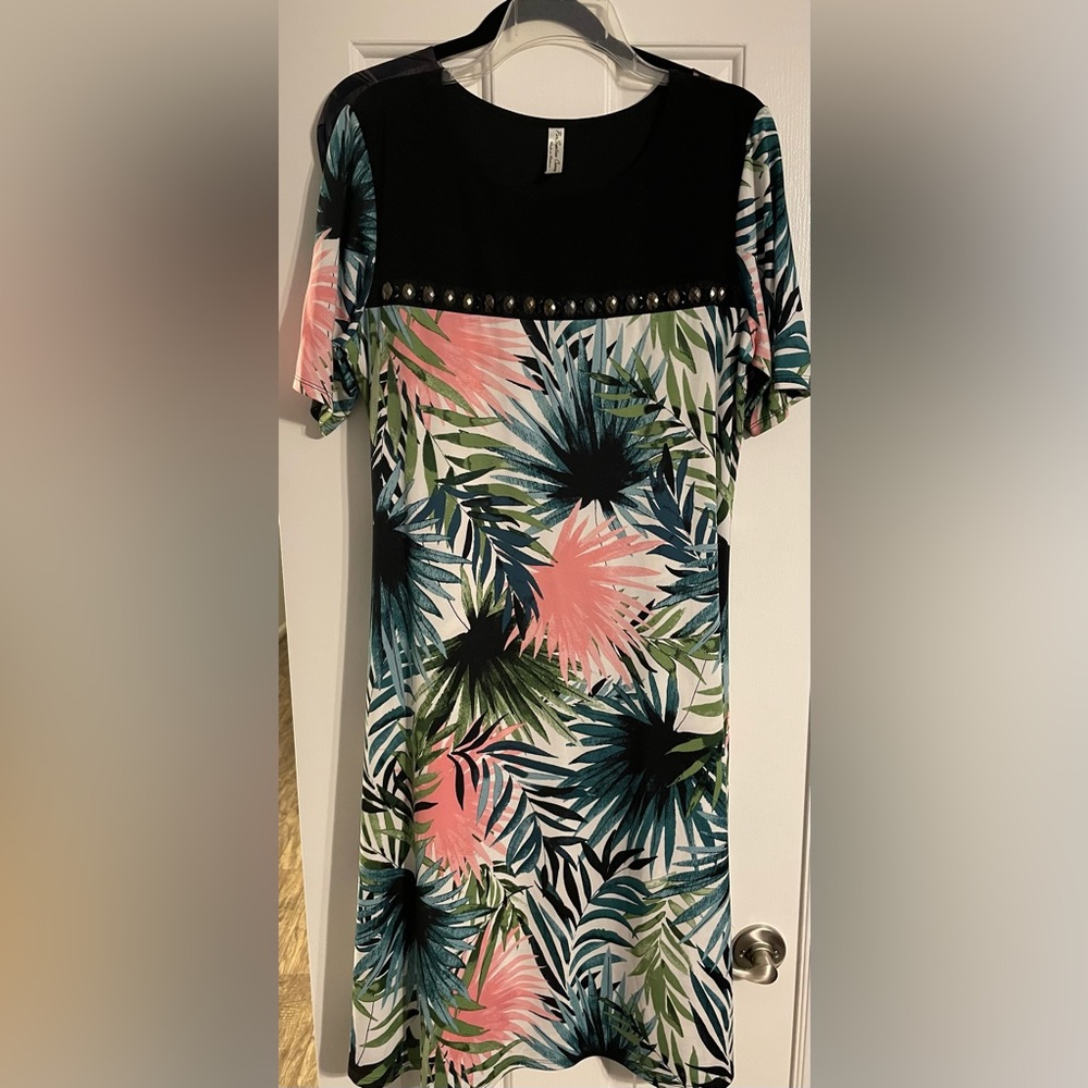 Dress worn once, very comfortable and light.